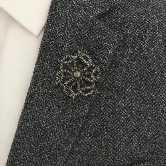 Vintage Black Gem Floral Brooch with Pearl Center – 2” Diameter - Picture 2 of 5